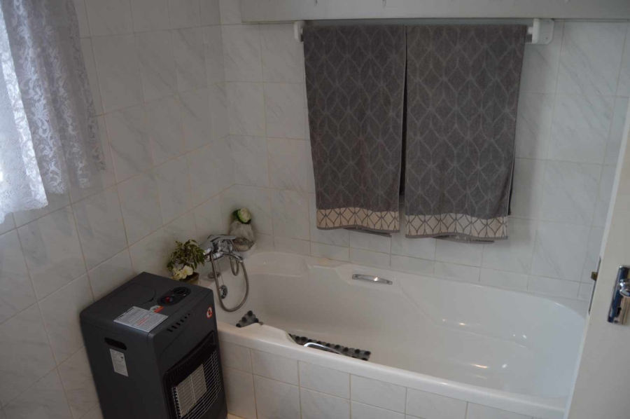 3 Bedroom Property for Sale in New Redruth Gauteng