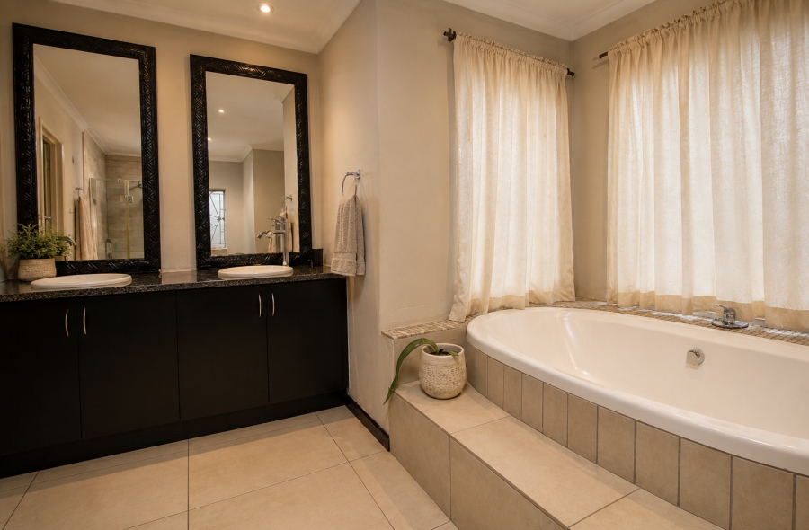 4 Bedroom Property for Sale in Strubensvallei Gauteng