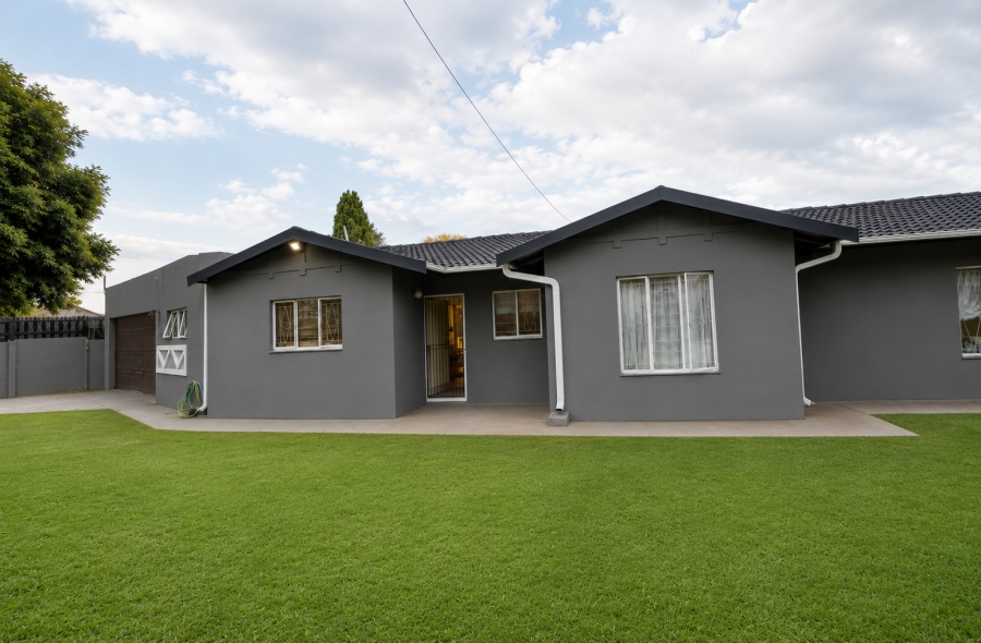 4 Bedroom Property for Sale in Strubensvallei Gauteng