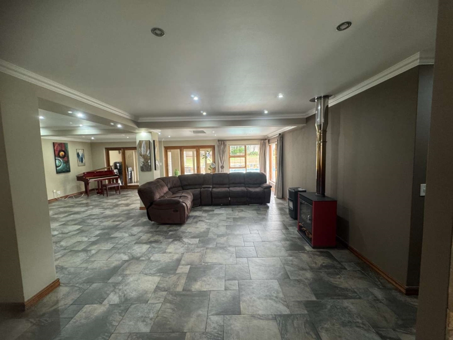 5 Bedroom Property for Sale in Oakdene Gauteng