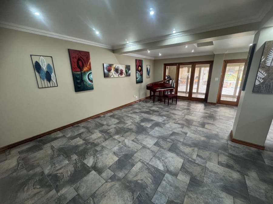 5 Bedroom Property for Sale in Oakdene Gauteng