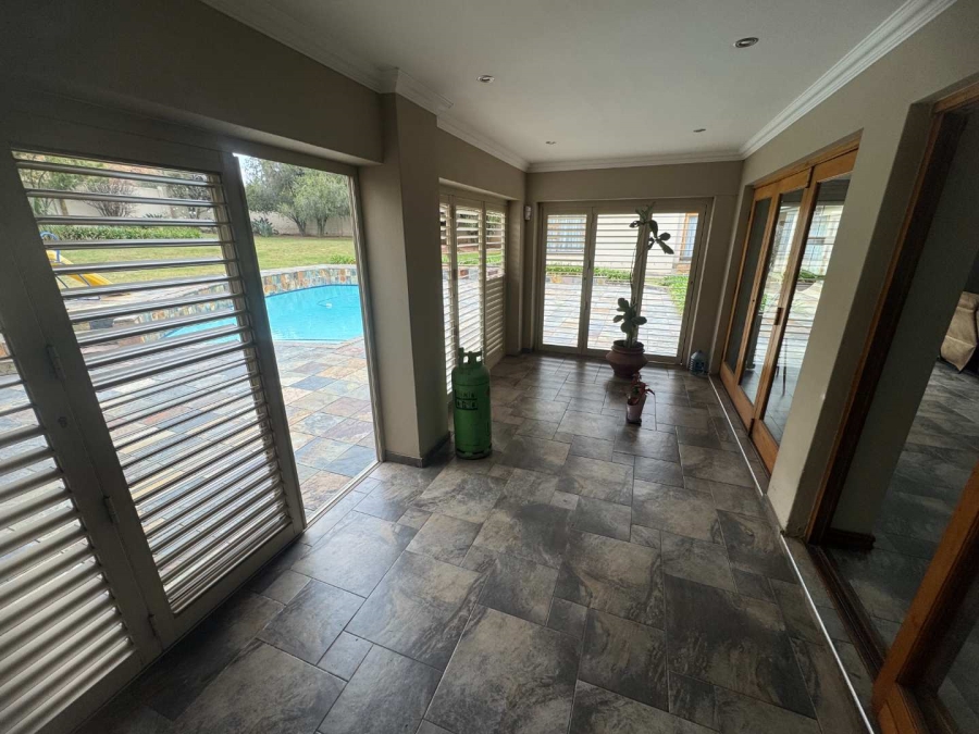 5 Bedroom Property for Sale in Oakdene Gauteng