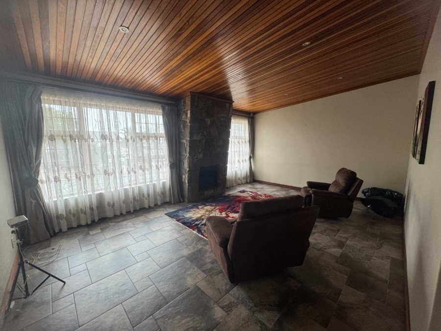 5 Bedroom Property for Sale in Oakdene Gauteng