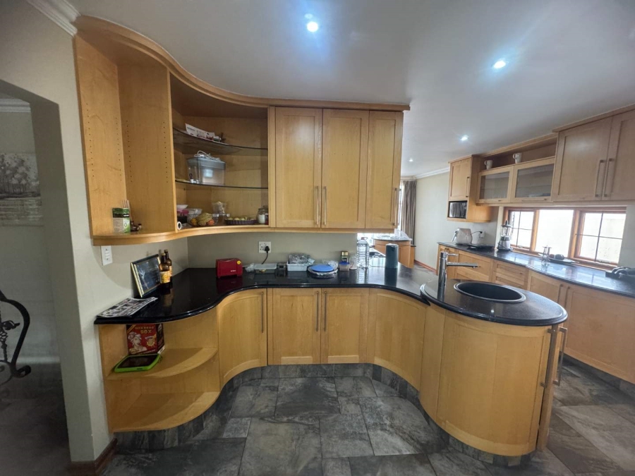 5 Bedroom Property for Sale in Oakdene Gauteng