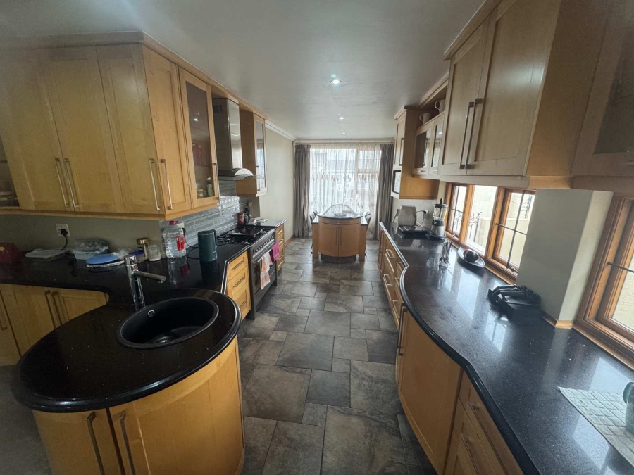 5 Bedroom Property for Sale in Oakdene Gauteng