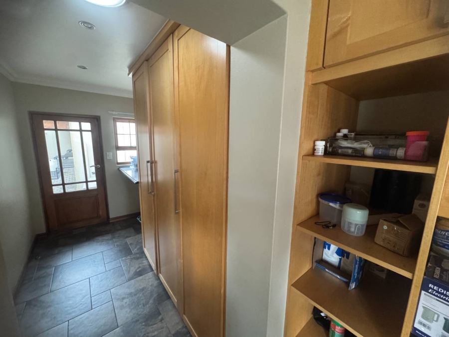 5 Bedroom Property for Sale in Oakdene Gauteng