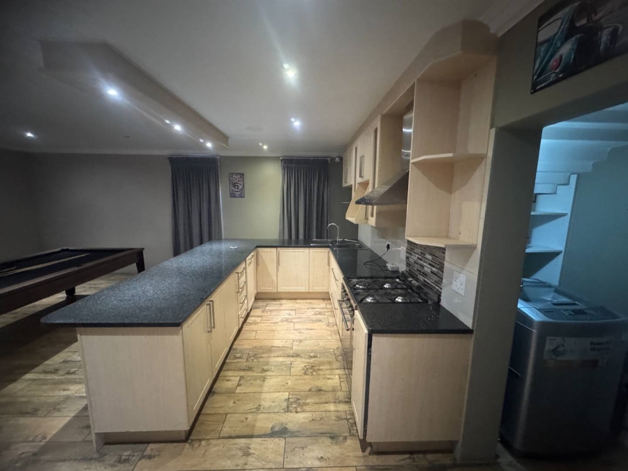 5 Bedroom Property for Sale in Oakdene Gauteng