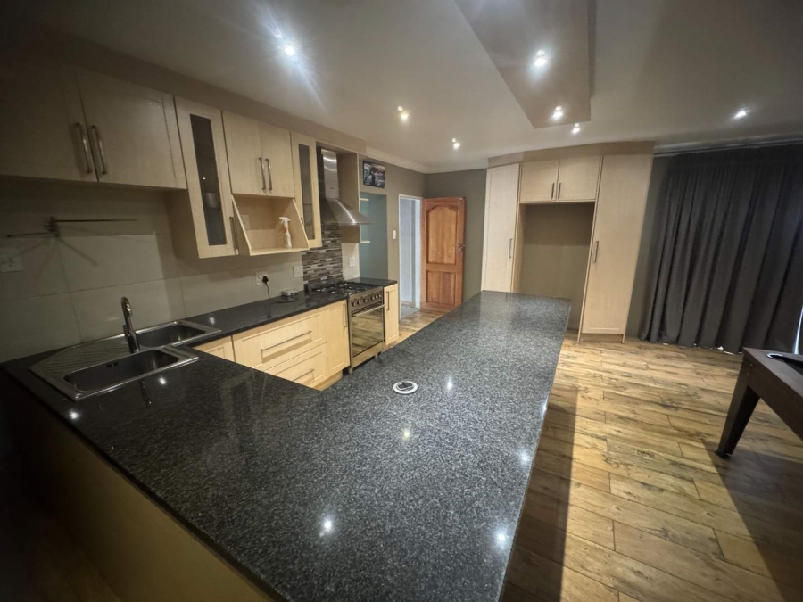 5 Bedroom Property for Sale in Oakdene Gauteng