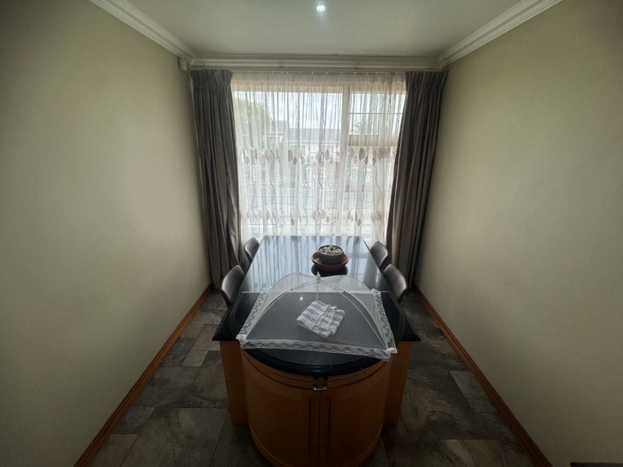 5 Bedroom Property for Sale in Oakdene Gauteng
