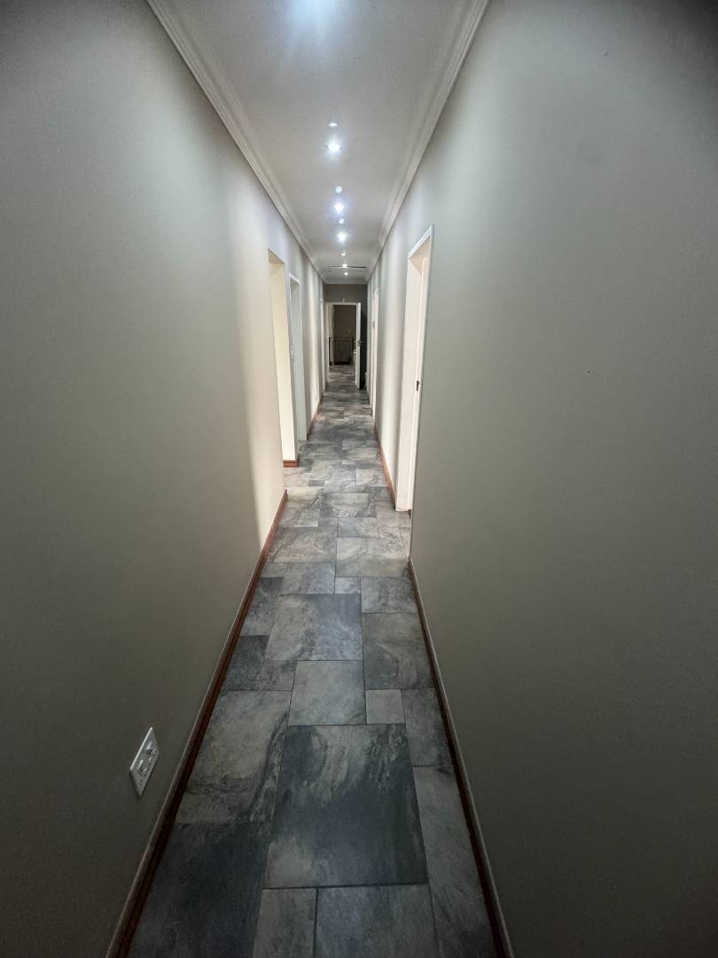 5 Bedroom Property for Sale in Oakdene Gauteng