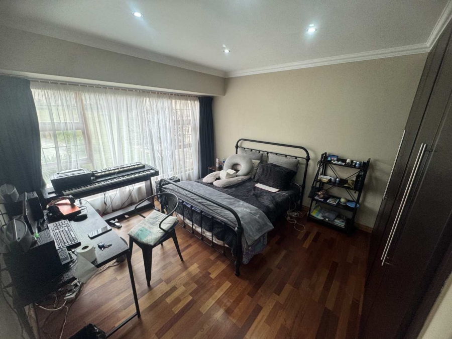 5 Bedroom Property for Sale in Oakdene Gauteng