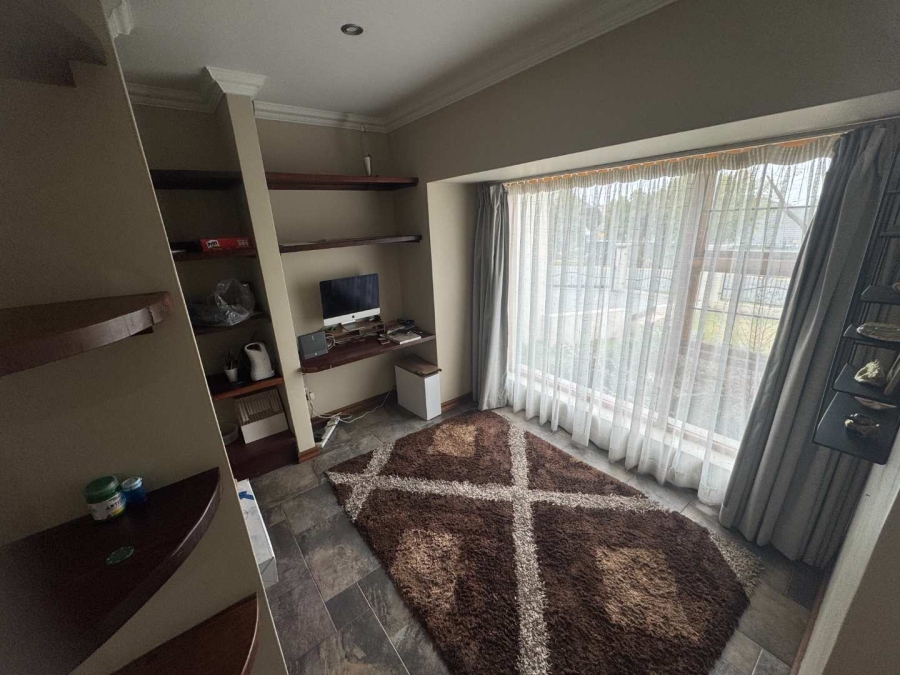 5 Bedroom Property for Sale in Oakdene Gauteng