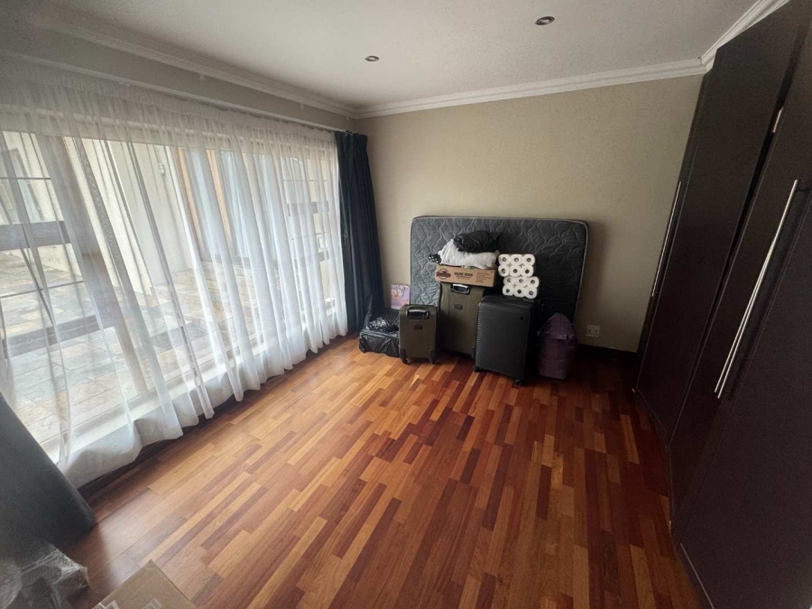 5 Bedroom Property for Sale in Oakdene Gauteng