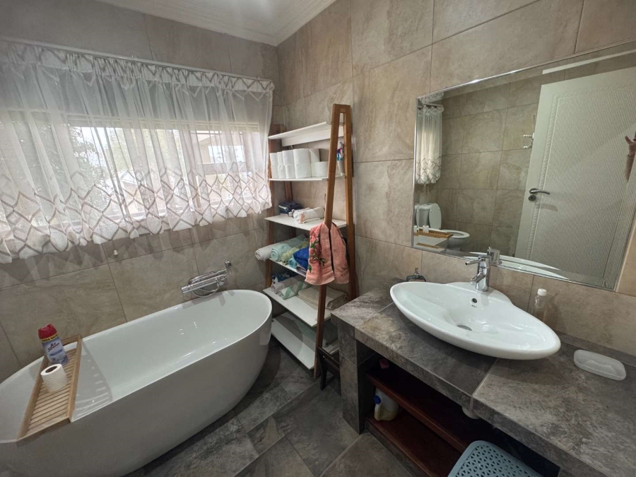 5 Bedroom Property for Sale in Oakdene Gauteng
