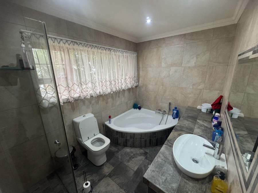 5 Bedroom Property for Sale in Oakdene Gauteng