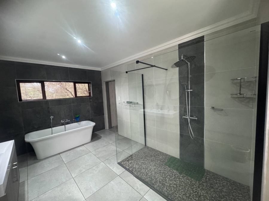 5 Bedroom Property for Sale in Oakdene Gauteng