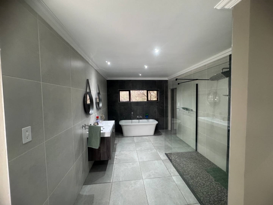 5 Bedroom Property for Sale in Oakdene Gauteng