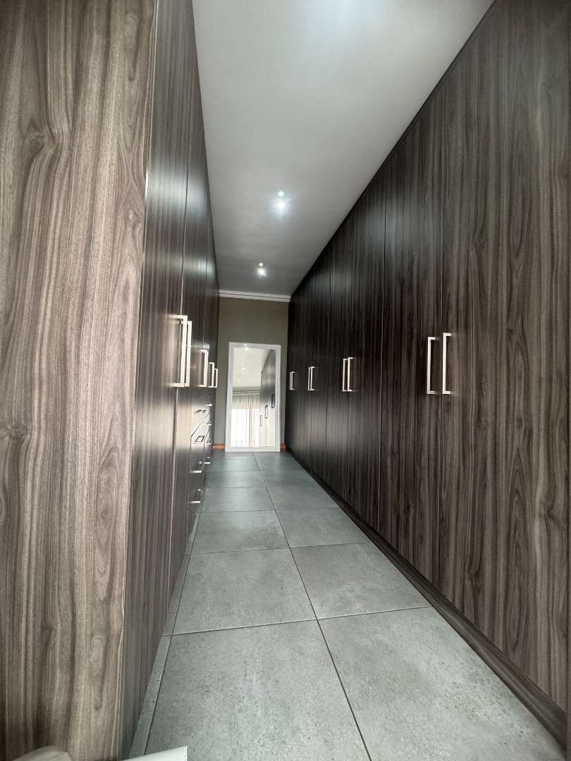 5 Bedroom Property for Sale in Oakdene Gauteng