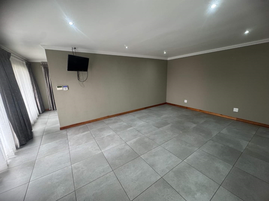 5 Bedroom Property for Sale in Oakdene Gauteng