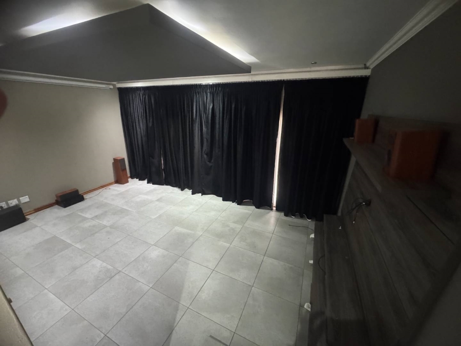 5 Bedroom Property for Sale in Oakdene Gauteng