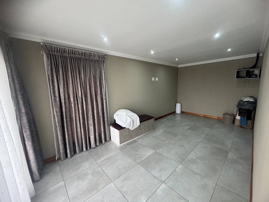5 Bedroom Property for Sale in Oakdene Gauteng