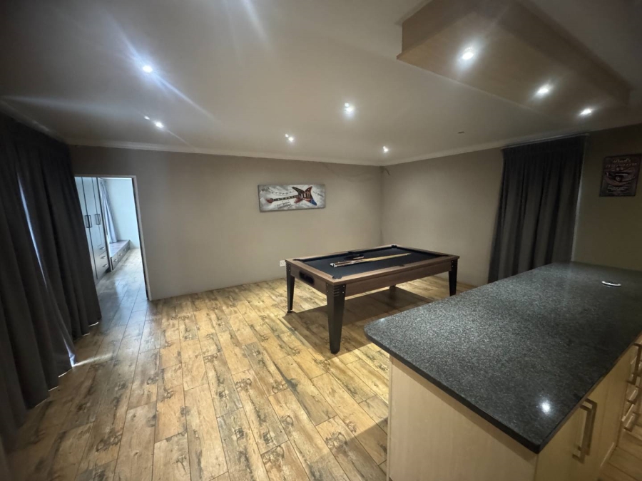 5 Bedroom Property for Sale in Oakdene Gauteng