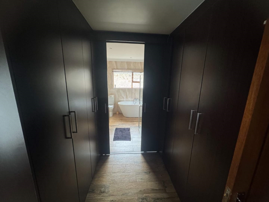 5 Bedroom Property for Sale in Oakdene Gauteng