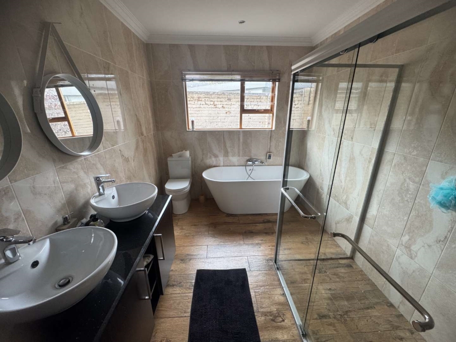 5 Bedroom Property for Sale in Oakdene Gauteng