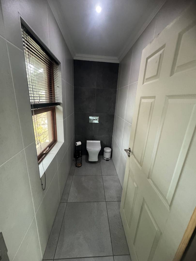 5 Bedroom Property for Sale in Oakdene Gauteng