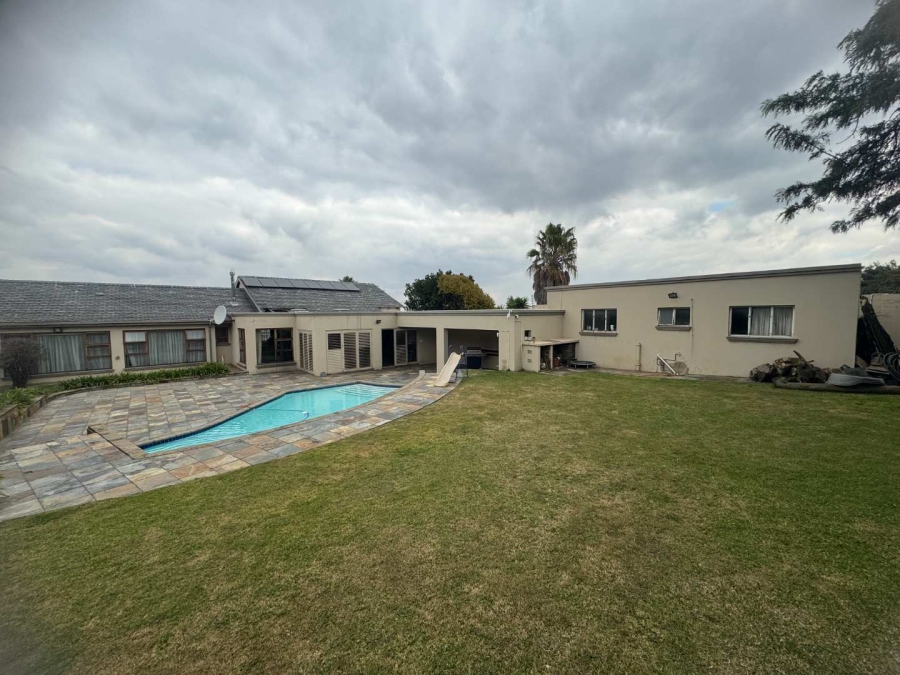 5 Bedroom Property for Sale in Oakdene Gauteng