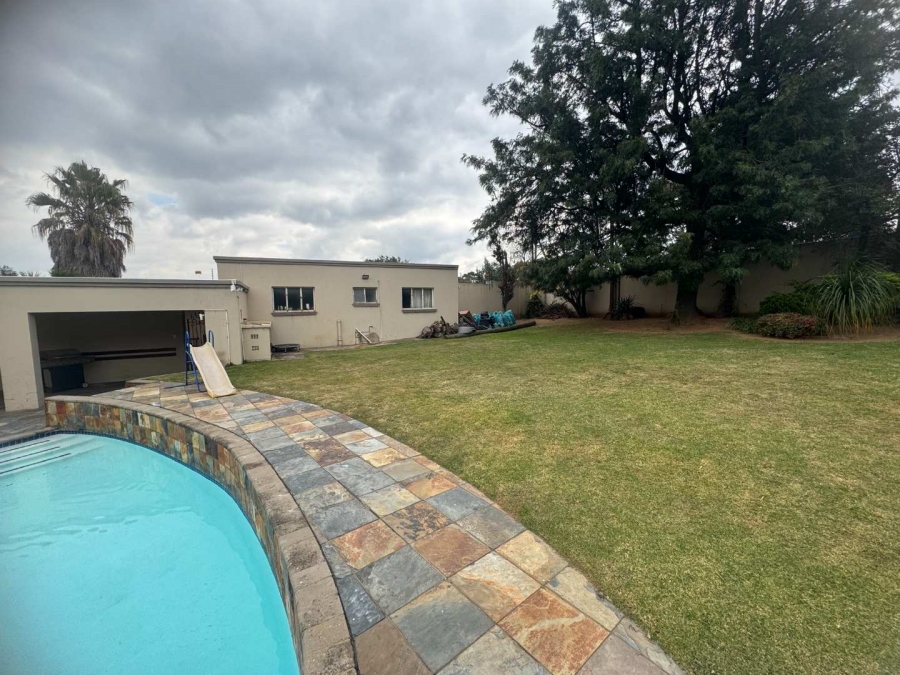 5 Bedroom Property for Sale in Oakdene Gauteng