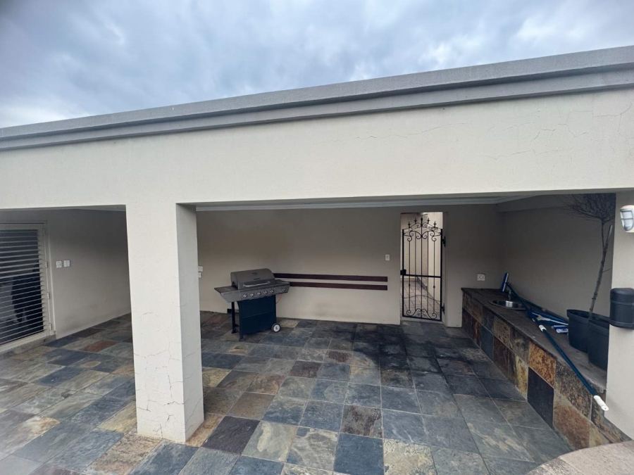 5 Bedroom Property for Sale in Oakdene Gauteng