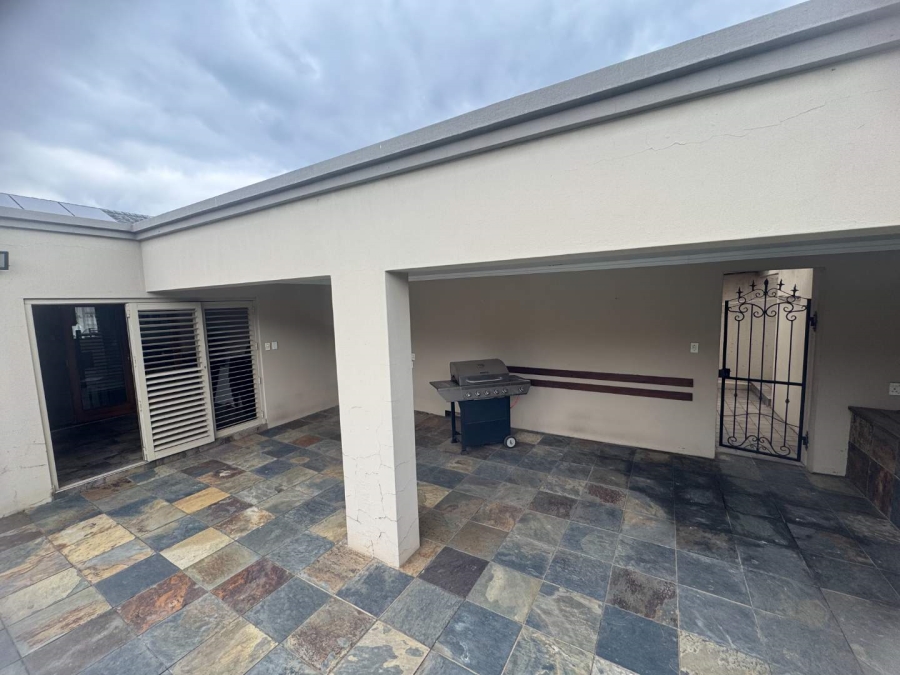 5 Bedroom Property for Sale in Oakdene Gauteng