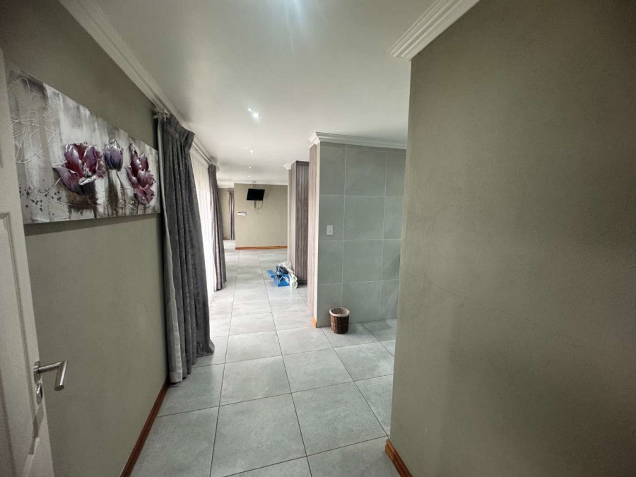5 Bedroom Property for Sale in Oakdene Gauteng
