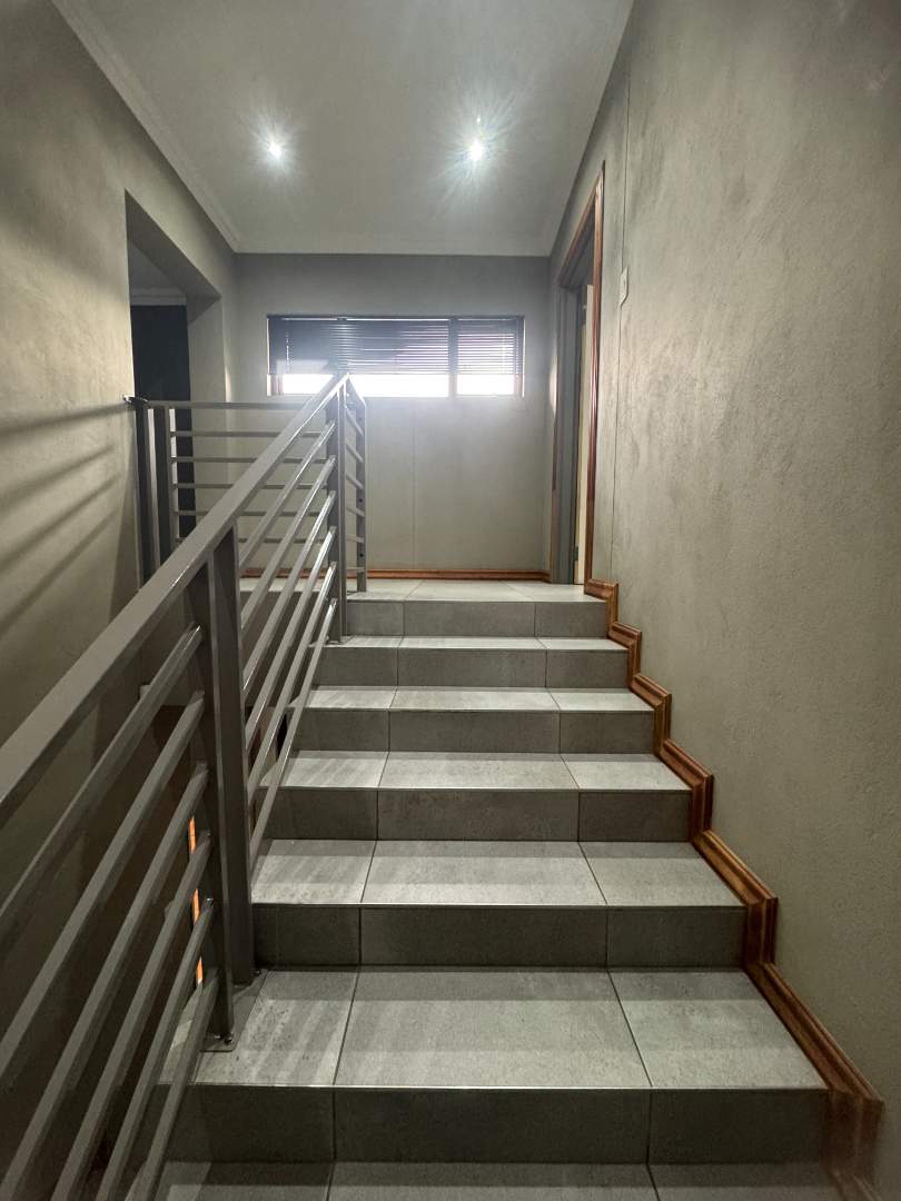 5 Bedroom Property for Sale in Oakdene Gauteng