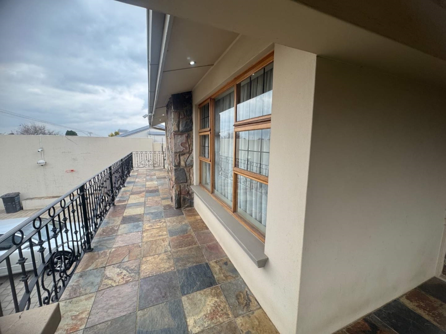 5 Bedroom Property for Sale in Oakdene Gauteng