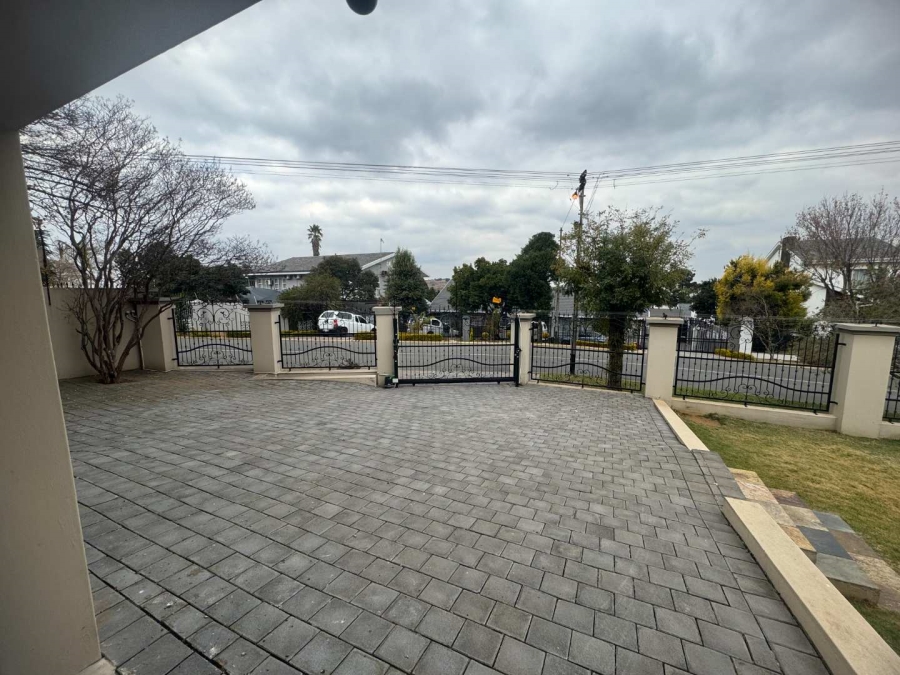 5 Bedroom Property for Sale in Oakdene Gauteng