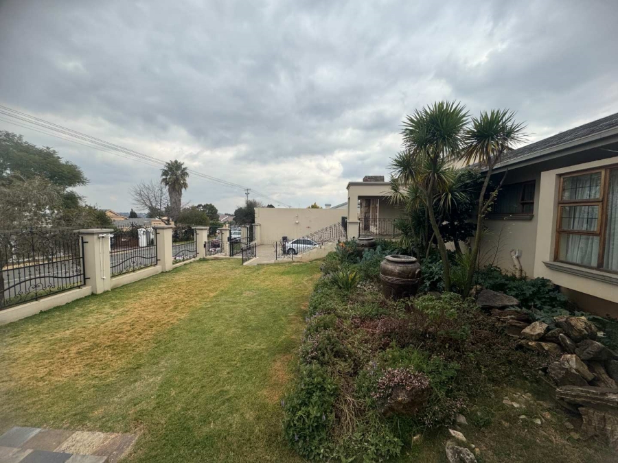 5 Bedroom Property for Sale in Oakdene Gauteng