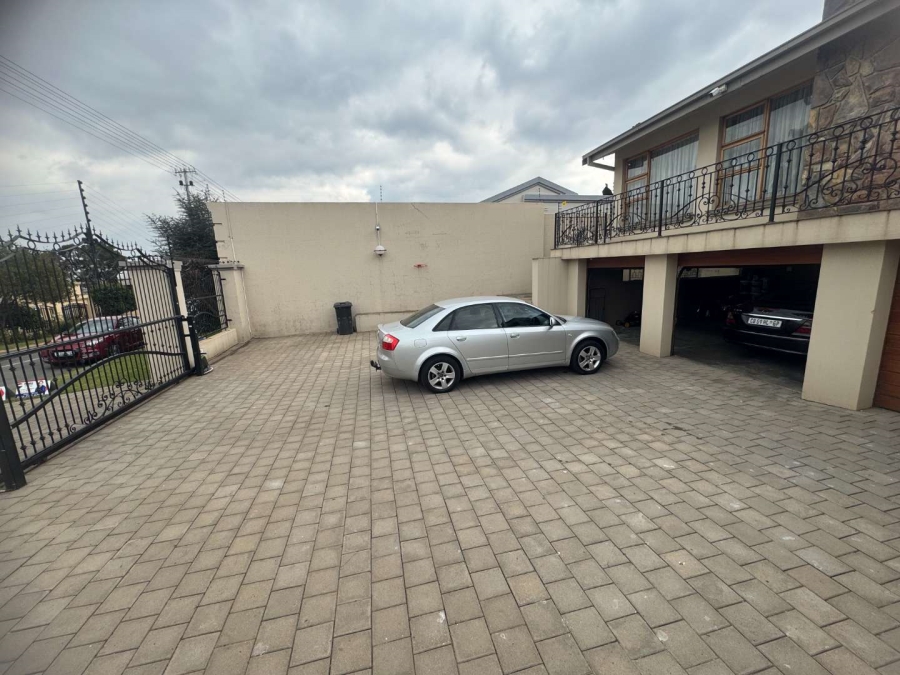 5 Bedroom Property for Sale in Oakdene Gauteng