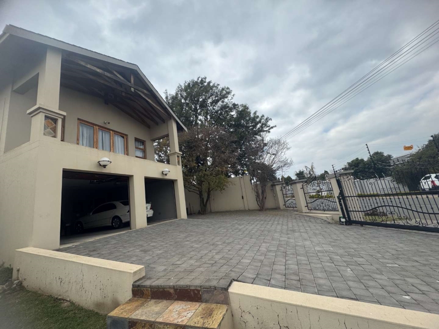 5 Bedroom Property for Sale in Oakdene Gauteng