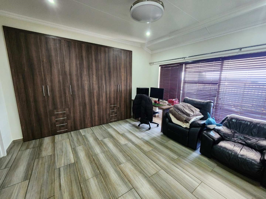 6 Bedroom Property for Sale in Villieria Gauteng
