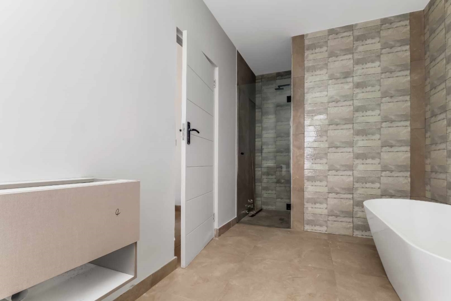 5 Bedroom Property for Sale in Copperleaf Estate Gauteng