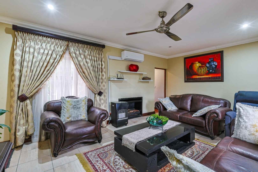 4 Bedroom Property for Sale in Faerie Glen Gauteng