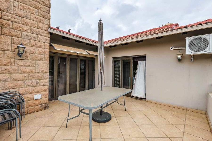 4 Bedroom Property for Sale in Faerie Glen Gauteng