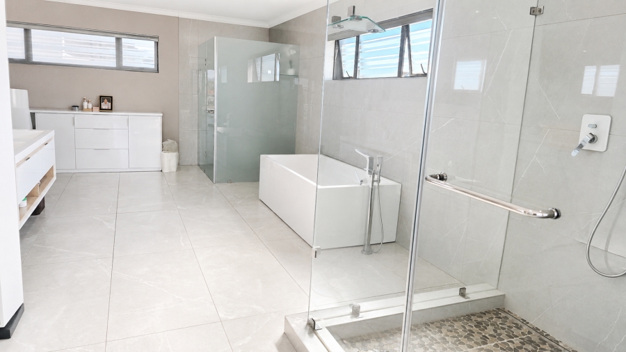 5 Bedroom Property for Sale in Blue Valley Golf Estate Gauteng