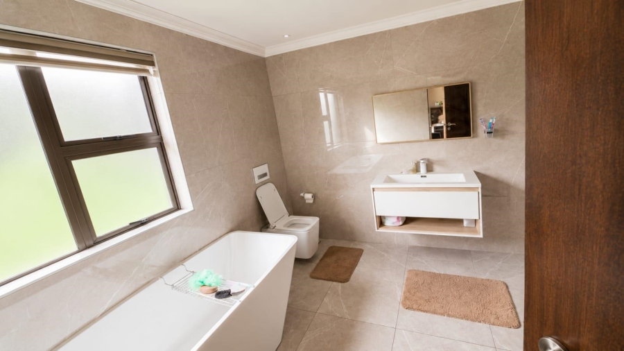 5 Bedroom Property for Sale in Blue Valley Golf Estate Gauteng
