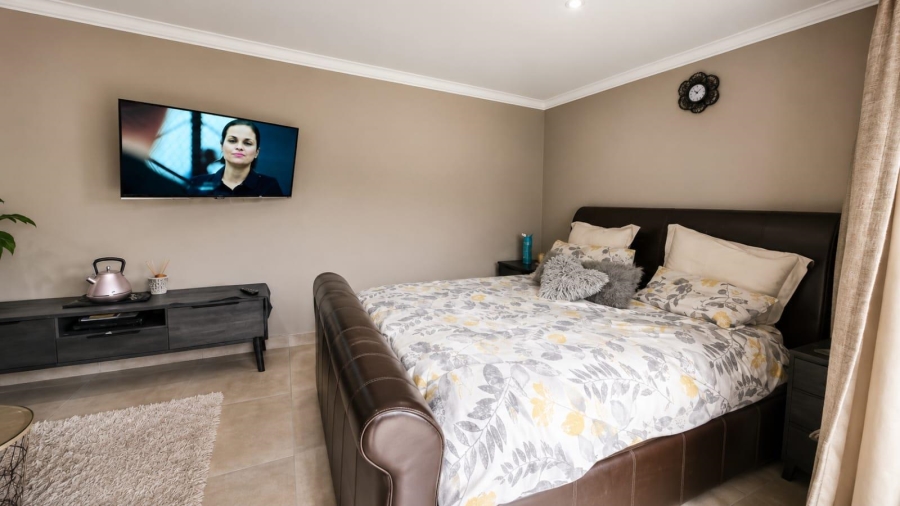 5 Bedroom Property for Sale in Blue Valley Golf Estate Gauteng