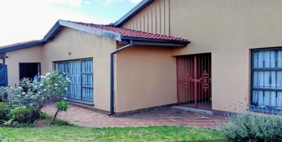 5 Bedroom Property for Sale in Diepkloof Gauteng