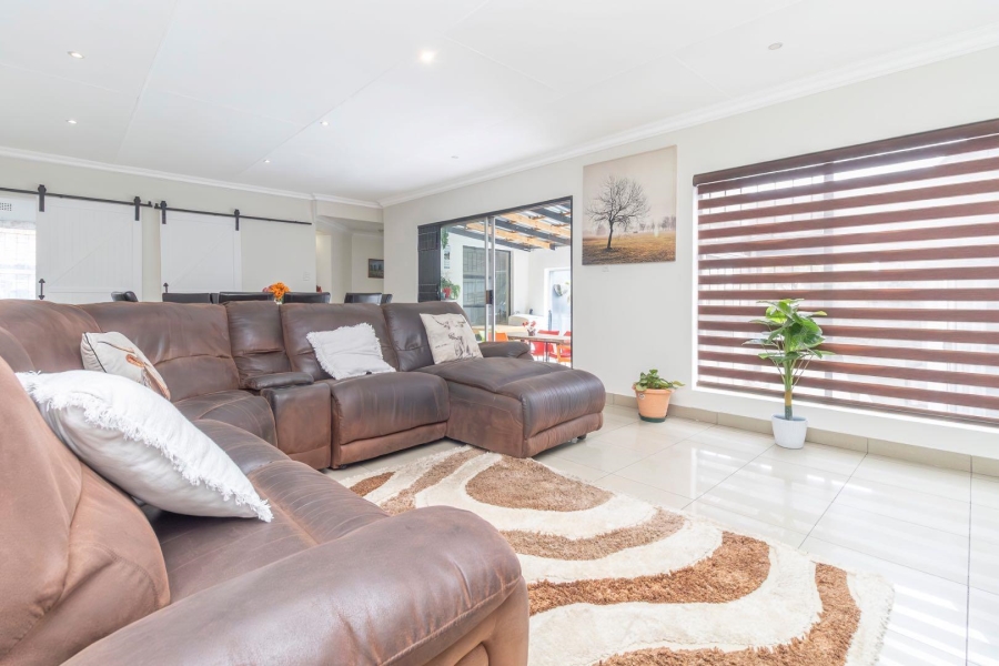 4 Bedroom Property for Sale in Little Falls Gauteng
