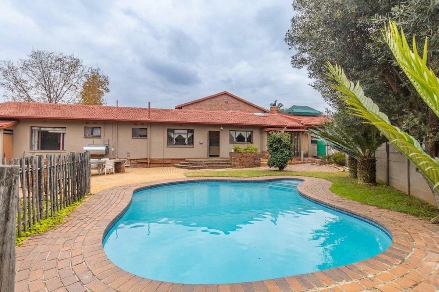 7 Bedroom Property for Sale in Weltevreden Park Gauteng